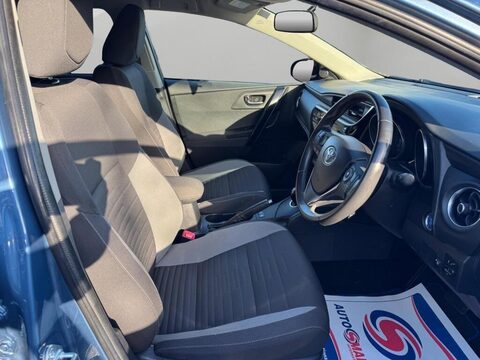 Toyota Auris 1.8 VVT-h Design CVT Euro 6 (s/s) 5dr 10