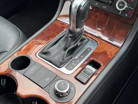 Volkswagen Touareg 3.0 TDI V6 BlueMotion Tech SE Tiptronic 4WD Euro 5 (s/s) 5dr 16