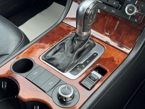 Volkswagen Touareg 3.0 TDI V6 BlueMotion Tech SE Tiptronic 4WD Euro 5 (s/s) 5dr 28