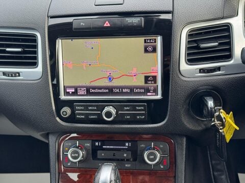 Volkswagen Touareg 3.0 TDI V6 BlueMotion Tech SE Tiptronic 4WD Euro 5 (s/s) 5dr 14