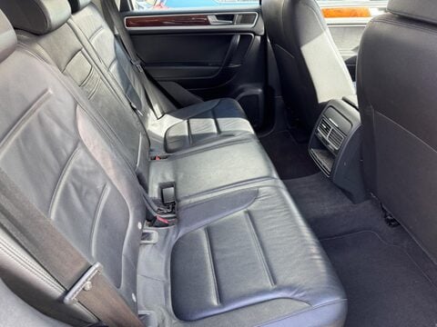 Volkswagen Touareg 3.0 TDI V6 BlueMotion Tech SE Tiptronic 4WD Euro 5 (s/s) 5dr 30