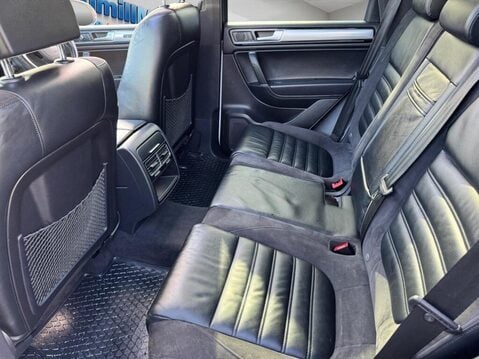 Volkswagen Touareg 3.0 TDI V6 BlueMotion Tech R-Line Tiptronic 4WD Euro 6 (s/s) 5dr 57