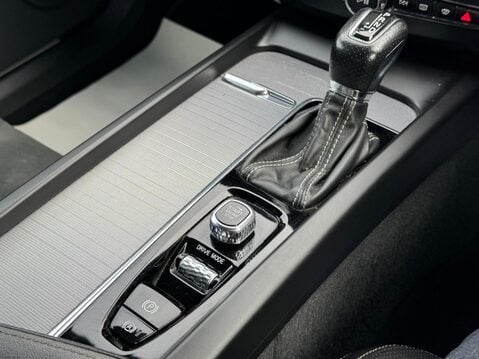 Volvo XC60 2.0 D4 R-Design Auto AWD Euro 6 (s/s) 5dr 40