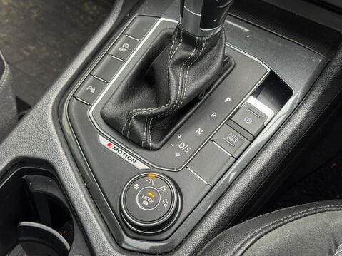 Volkswagen Tiguan 2.0 TDI R-Line DSG 4Motion Euro 6 (s/s) 5dr 31