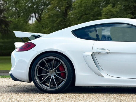 Porsche Cayman GT4 11