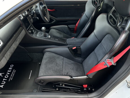 Porsche Cayman GT4 43