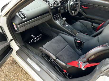 Porsche Cayman GT4 41