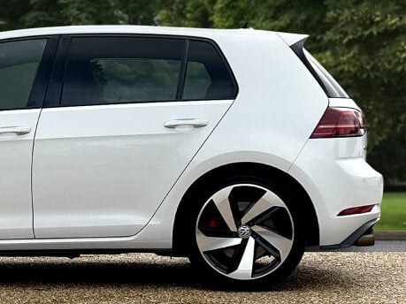 Volkswagen Golf GTI PERFORMANCE TSI DSG 11
