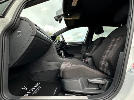 Volkswagen Golf GTI PERFORMANCE TSI DSG 51