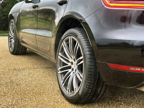 Porsche Macan TURBO PDK 22