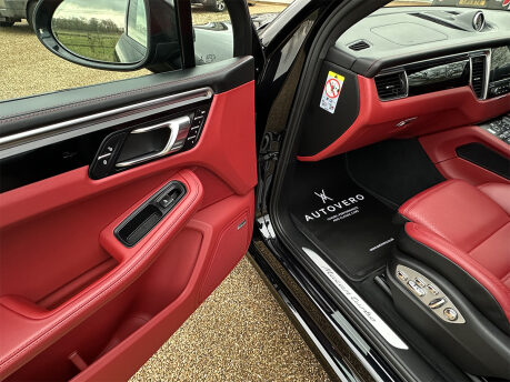 Porsche Macan TURBO PDK 83