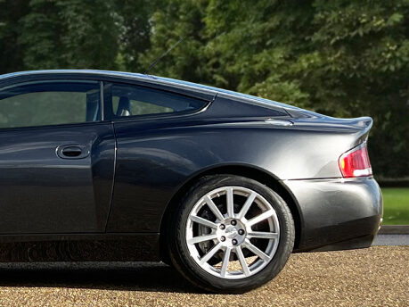 Aston Martin Vanquish S V12 11