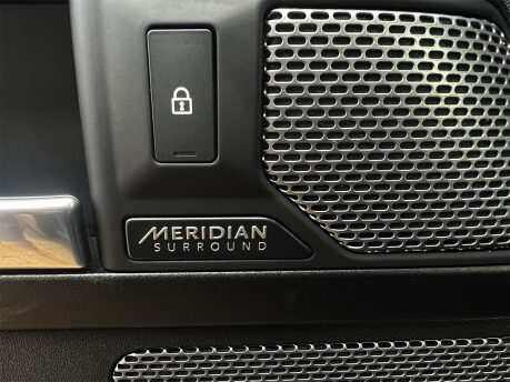 Land Rover Defender V8 64