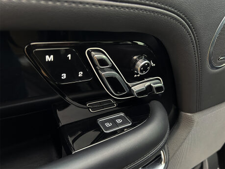 Land Rover Range Rover WESTMINSTER BLACK MHEV 71