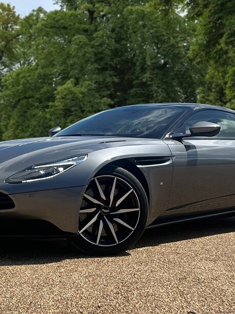 Aston Martin DB11 V12