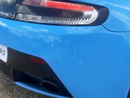 Aston Martin Vantage S V12 26