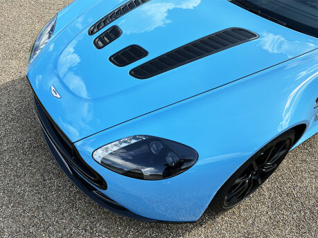 Aston Martin Vantage S V12 32