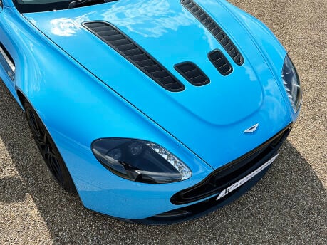 Aston Martin Vantage S V12 34