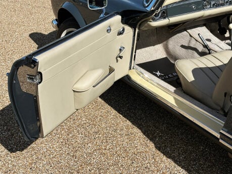 Mercedes-Benz SL Series 230 SL 48