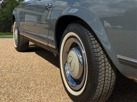 Mercedes-Benz SL Series 230 SL 21