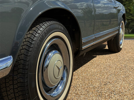 Mercedes-Benz SL Series 230 SL 19