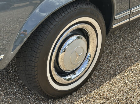 Mercedes-Benz SL Series 230 SL 46