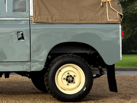 Land Rover Series II A 11
