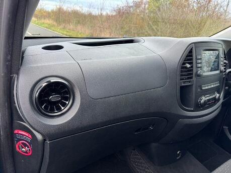 Mercedes-Benz eVito Tourer Premium L3 Auto Electric 9 Seater 100 KWH EX-LWB/PARKTRONIC 9