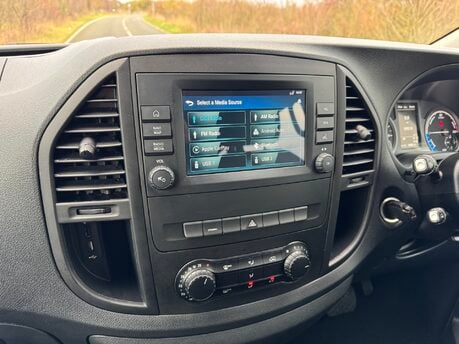 Mercedes-Benz eVito Tourer Premium L3 Auto Electric 9 Seater 100 KWH EX-LWB/PARKTRONIC 13