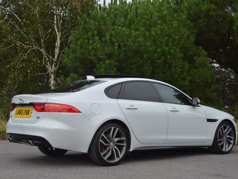 Jaguar XF V6 S 9