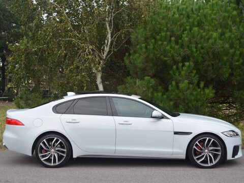 Jaguar XF V6 S 11