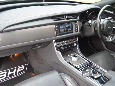 Jaguar XF V6 S 32