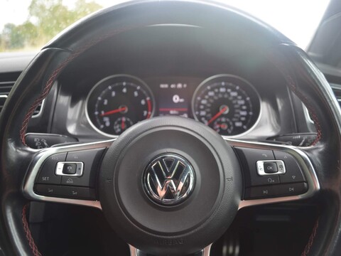 Volkswagen Golf GTI DSG 16