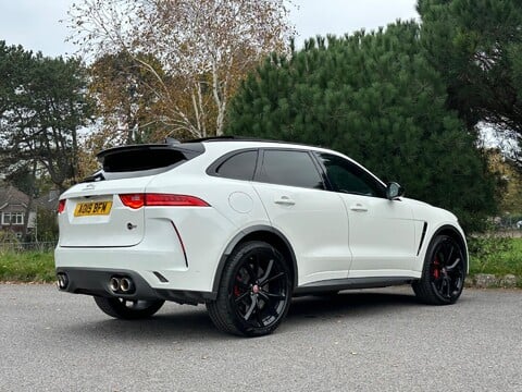 Jaguar F-Pace SVR AWD 9