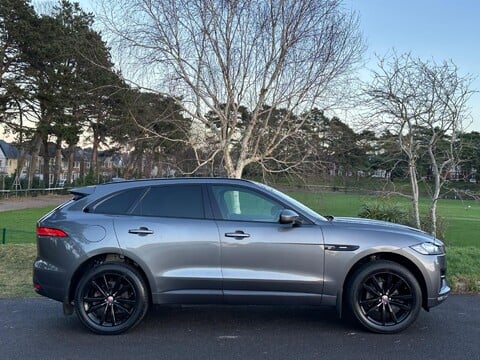 Jaguar F-Pace R-SPORT AWD 11