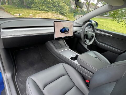 Tesla Model Y PERFORMANCE AWD 3