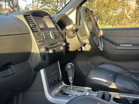 Nissan Navara DCI TEKNA 4X4 SHR DCB 25