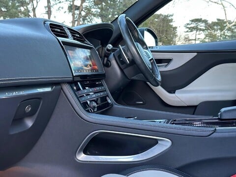 Jaguar F-Pace R-SPORT AWD 32