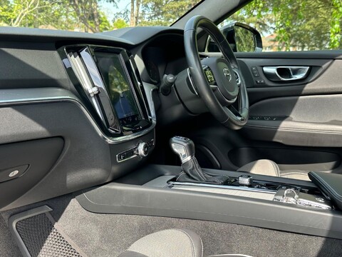 Volvo V60 D4 R-DESIGN PLUS 32