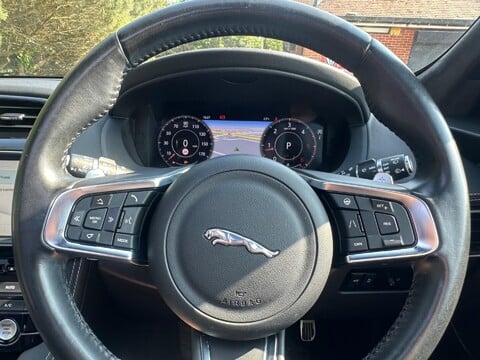 Jaguar F-Pace CHEQUERED FLAG AWD 19