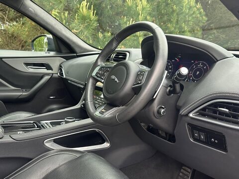 Jaguar F-Pace 3.0 D300 V6 S Auto AWD Euro 6 (s/s) 5dr 9