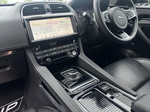Jaguar F-Pace 3.0 D300 V6 S Auto AWD Euro 6 (s/s) 5dr 27