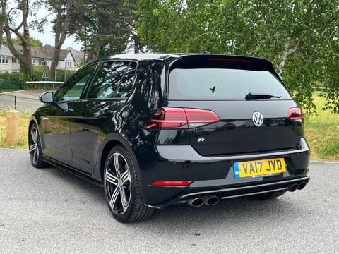 Volkswagen Golf R TSI DSG 10