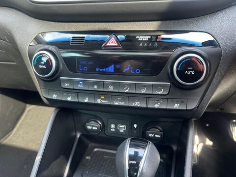 Hyundai TUCSON 2.0 CRDi Premium SE Auto 4WD Euro 6 (s/s) 5dr 27