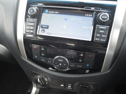 Nissan Navara 2.3 dCi Tekna 4WD Euro 6 (s/s) 4dr 19