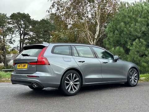 Volvo V60 2.0 B3 MHEV Momentum Auto Euro 6 (s/s) 5dr 15
