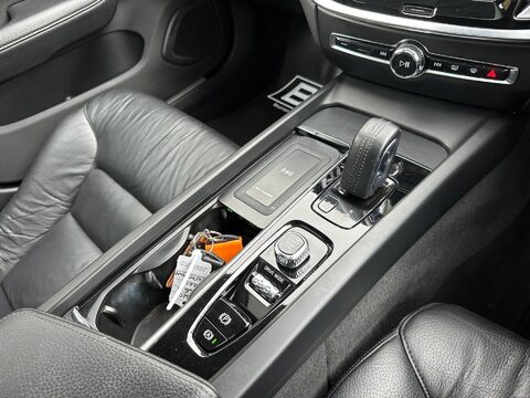 Volvo V60 2.0 B3 MHEV Momentum Auto Euro 6 (s/s) 5dr 24