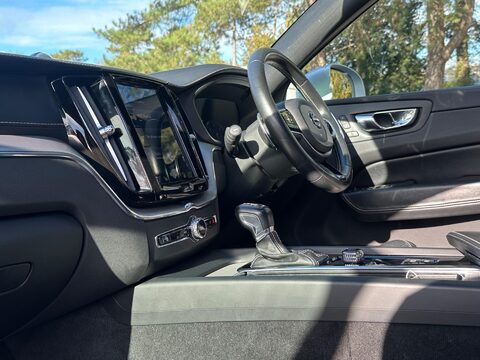 Volvo XC60 2.0 D5 PowerPulse R-Design Pro Auto AWD Euro 6 (s/s) 5dr 32