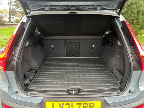 Volvo XC40 2.0 B4 MHEV R-Design Pro Auto Euro 6 (s/s) 5dr 31