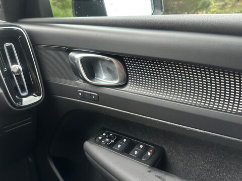 Volvo XC40 2.0 B4 MHEV R-Design Pro Auto Euro 6 (s/s) 5dr 28